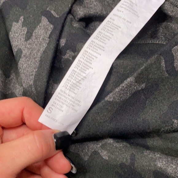 Women’s size small Fabletics Camo Leggings with mesh paneling and pockets - Picture 3 of 4